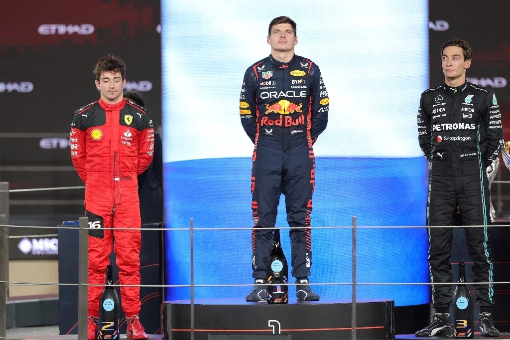 Charles Leclerc, Max Verstappen y George Russell en el podio del Gran Premio de Abu Dabi, el 26 de noviembre de 2023. Foto Afp