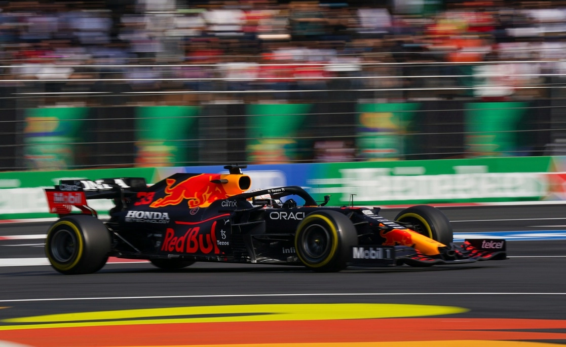 El holandés Max Verstappen durante la sesión de prácticas del GP de México, en el Autódromo de los Hermanos Rodríguez, en la capital mexicana. Foto Ap