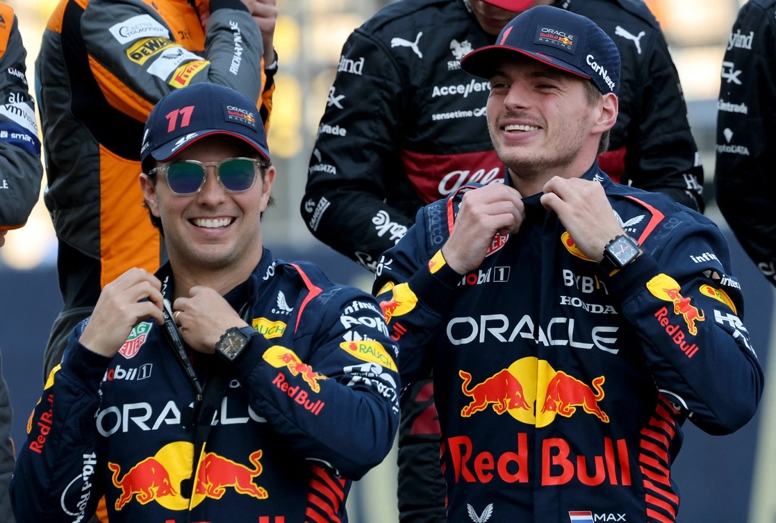 El vigente doble campeón del mundo Max Verstappen ganó el Gran Premio de Bahréin, primera prueba de la temporada de Fórmula 1, por delante de su compañero en Red Bull, el mexicano Sergio Pérez, que fue segundo. Foto Afp 