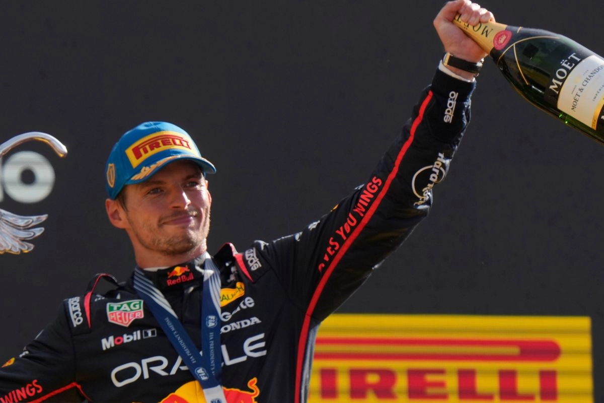 El piloto de Red Bull, Max Verstappen, de los Países Bajos, celebra en el podio tras ganar el Gran Premio de Italia en el circuito de Monza, Italia, el domingo 7 de septiembre de 2025. Foto