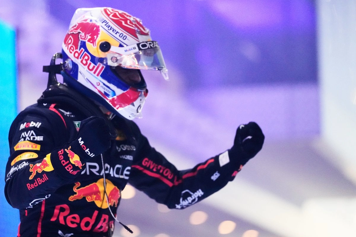 El piloto de Red Bull, Max Verstappen, celebra tras ganar el GP de Qatar; ya es segundo en el Mundial de Automovilismo a falta de la carrera final de la temporada. Foto  