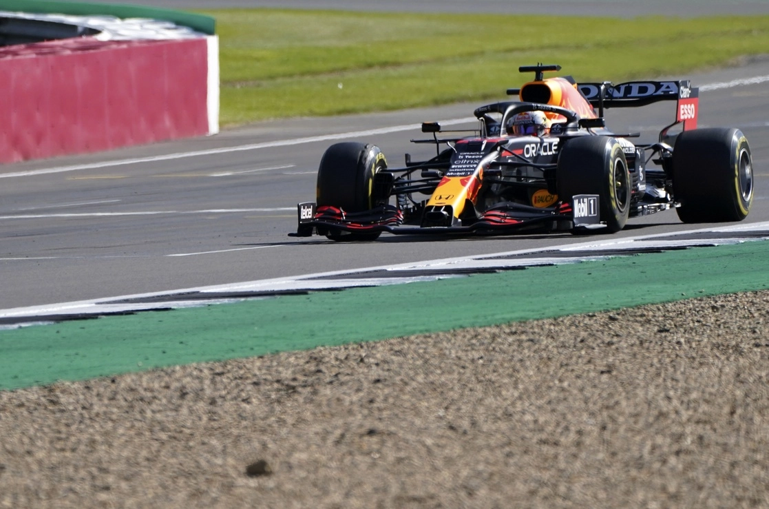 Max Verstappen de la escudería Red Bull ganó la ‘pole position’ en la carrera ‘sprint’ que definió la parrilla de salida para el GP de Gran Bretaña. Foto Ap