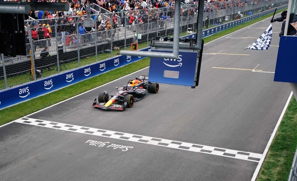 Max Verstappen recibe la bandera a cuadros al llegar en primer lugar del GP de Canadá. Foto Afp 