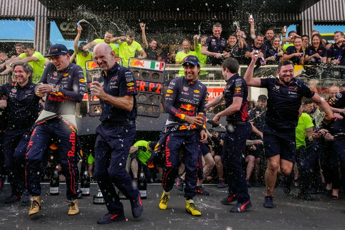 “Gracias a ‘Checo’, un tremendo compañero”, expresó Max Verstappen, mientras el mexicano indicó que “es un gran resultado de equipo”. Foto Ap