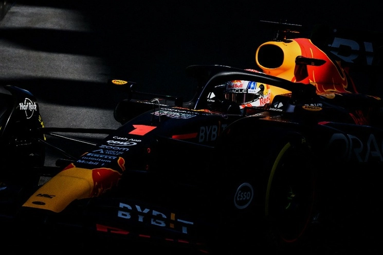 A pesar de un mal inicio en la sesión del viernes, el vigente campeón Max Verstappen cerró como el más rápido en los ensayos libres del GP de Mónaco. Foto Afp.