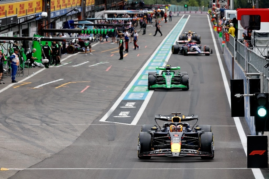 El líder del campeonato mundial de Fórmula Uno, el neerlandés Max Verstappen, de Red Bull, fue el más rápido en la primera sesión de entrenamientos del Gran Premio de Bélgica, el 26 de julio de 2024. Foto Ap