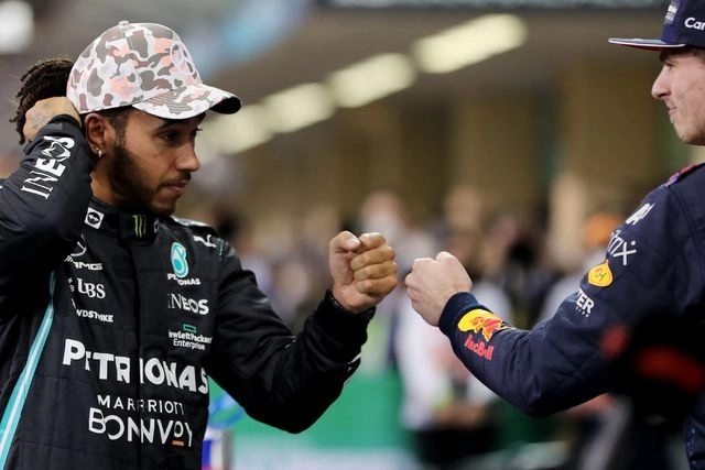 Max Verstappen (Red Bull) logró la ‘pole position’ en el GP de Abu Dabi, el último de la temporada, delante del británico Lewis Hamilton (Mercedes), su rival en la lucha por el título. Foto Kamran Jebreili / Pool / Afp
