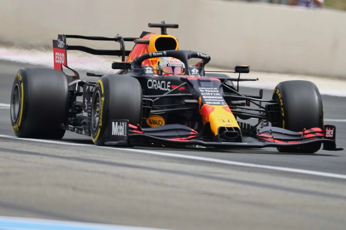 En el circuito Paul Ricard, Verstappen superó a los dos pilotos de Mercedes, Lewis Hamilton y Valtteri Bottas, mientras que el segundo piloto de Red Bull, el mexicano Sergio Pérez, partirá cuarto, el 19 de junio de 2021. Foto Ap