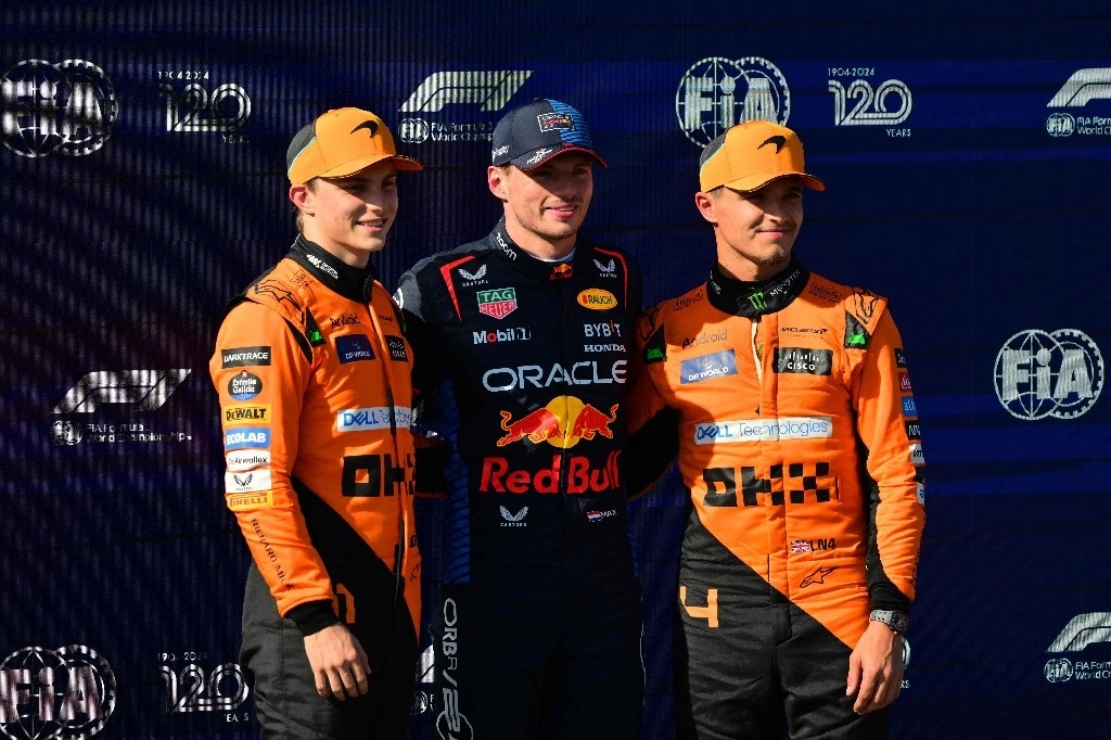 El neerlandés Max Verstappen (al centro), de Red Bull, saldrá de nuevo desde la ‘pole position’, en el GP de Emilia-Romaña. Oscar Piastri y Lando Norris, de McLaren, saldrán segundo y tercero. La imagen, del 18 de mayo de 2024. Foto Afp