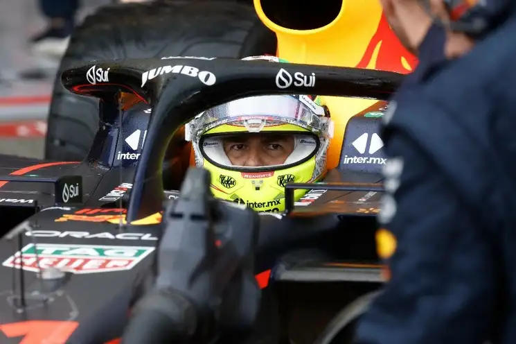 El piloto mexicano de Red Bull, Sergio Pérez, durante la sesión de clasificación en el Circuito Zandvoort, antes del Gran Premio de Fórmula Uno de Holanda, en Zandvoort. Foto Afp 