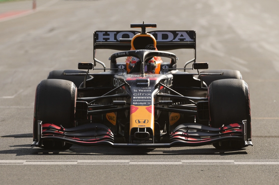 Max Verstappen de Red Bull durante las pruebas clasificatorias del GP de Holanda, donde corrió de local frente a 65 mil aficionados. Foto Ap