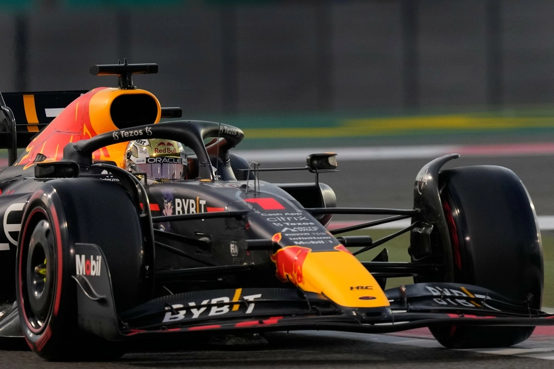 El bicampeón mundial Max Verstappen puso a Red Bull al frente de la tabla de tiempos en las últimas prácticas de este viernes de Fórmula 1 para el GP de Abu Dabi, el 18 de noviembre de 2022. Foto Ap