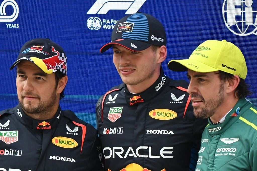 Max Verstappen, ‘Checo’ Pérez y Fernando Alonso, saldrán desde los primeros tres lugares en el GP de China. Foto Afp