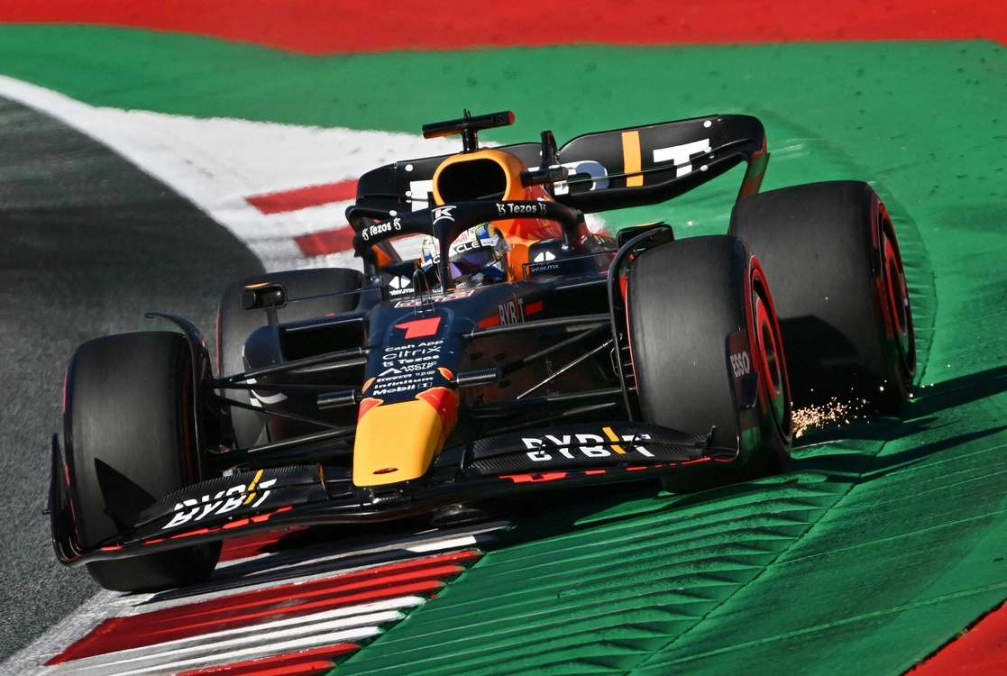 El piloto neerlandés Max Verstappen (Red Bull) comenzará en cabeza el sábado en la carrera esprint, que determinará el orden de la parrilla de salida del GP de Austria. La imagen, durante su sesión de entrenamiento en Spielberg, el 8 de julio de 2022. Foto Afp