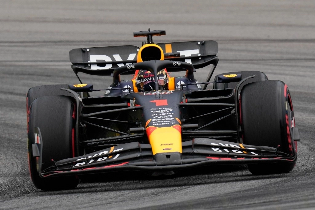 El piloto Max Verstappen durante la sesión de clasificación en el circuito de Interlagos, en Sao Paulo, Brasil, el 3 de noviembre de 2023. Foto Ap


