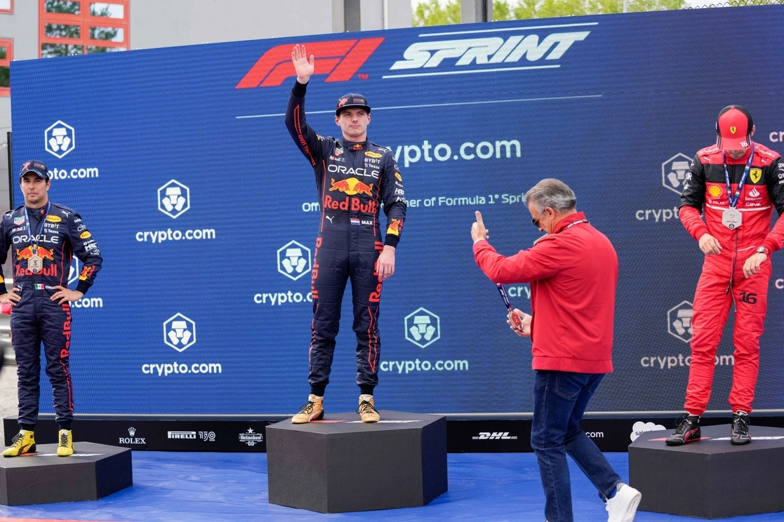 Max Verstappen (al centro) se impuso en la carrera esprint clasificatoria y saldrá en cabeza del GP de Emilia-Romaña, mientras Charles Leclerc (derecha) le acompañará en primera línea por delante de Sergio Pérez. Foto Ap