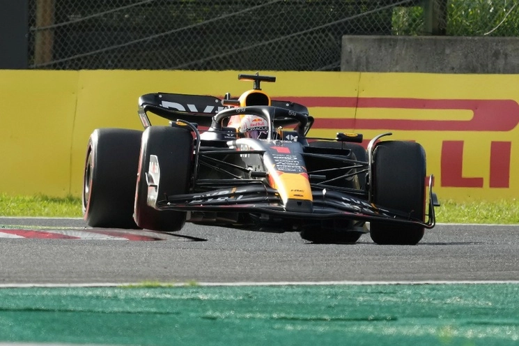 Max Verstappen a bordo de su Red Bull, durante la clasificación del Gran Premio de Japón, donde el neerlandés consiguió la 'pole position'. Foto Ap.