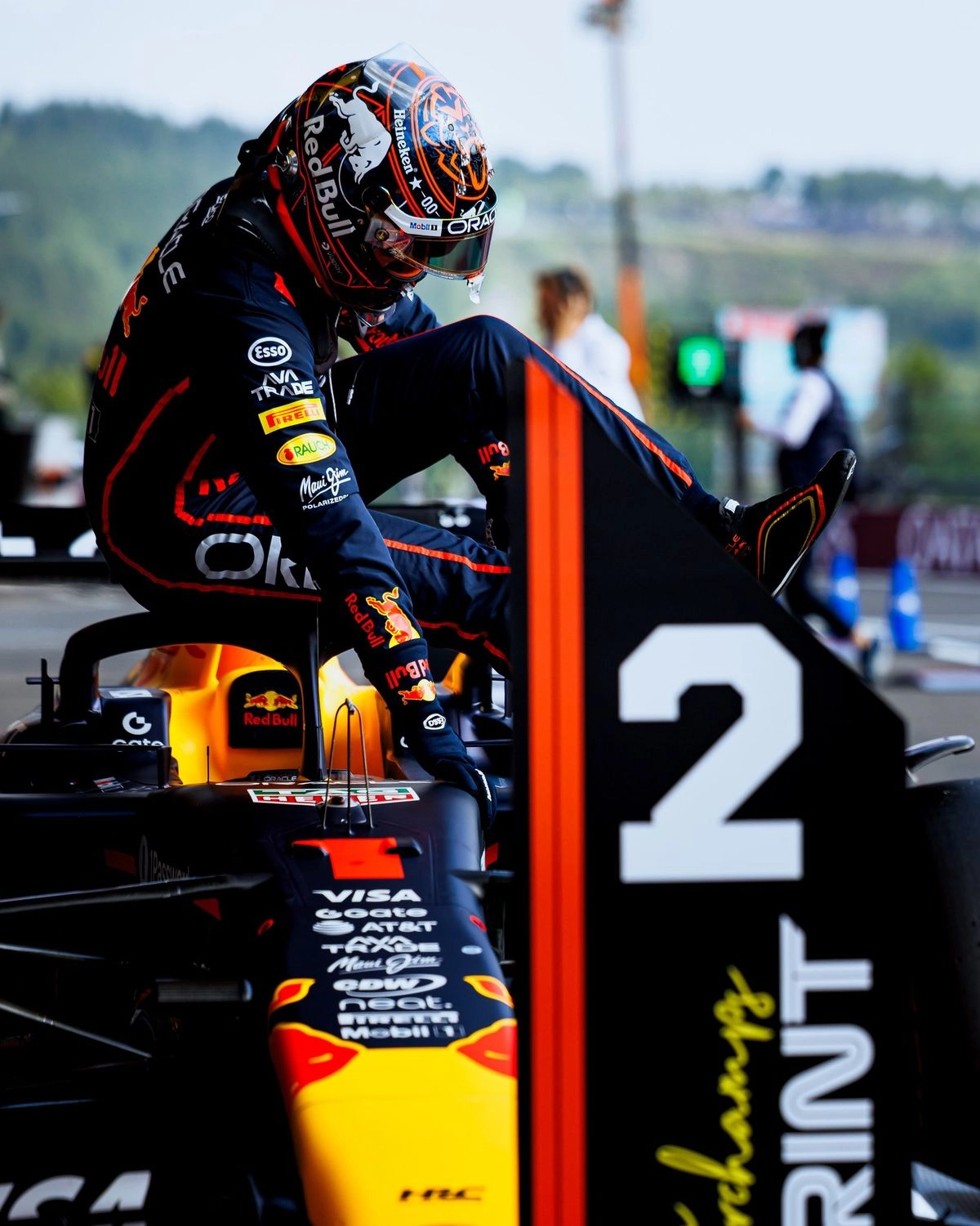 Verstappen superó al McLaren de Piastri en la recta de la primera vuelta.