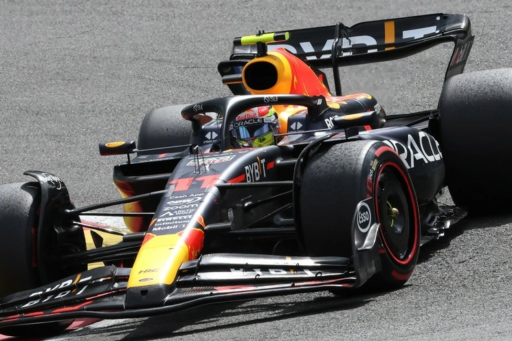 El piloto mexicano, Sergio ‘Checo’ Pérez, a bordo de su monoplaza durante el GP de Bélgica. Foto Ap