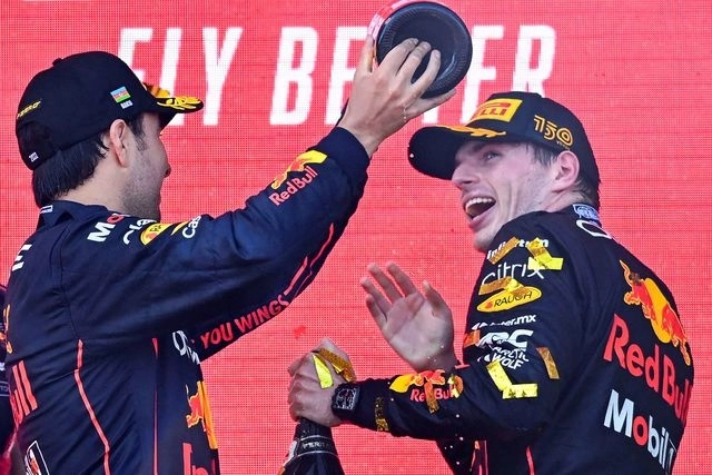 El líder del campeonato mundial de Fórmula Uno, Max Verstappen, ganó el Gran Premio de Azerbaiyán. El mexicano ‘Checo’ Pérez fue segundo en las calles de Bakú. Foto Afp 