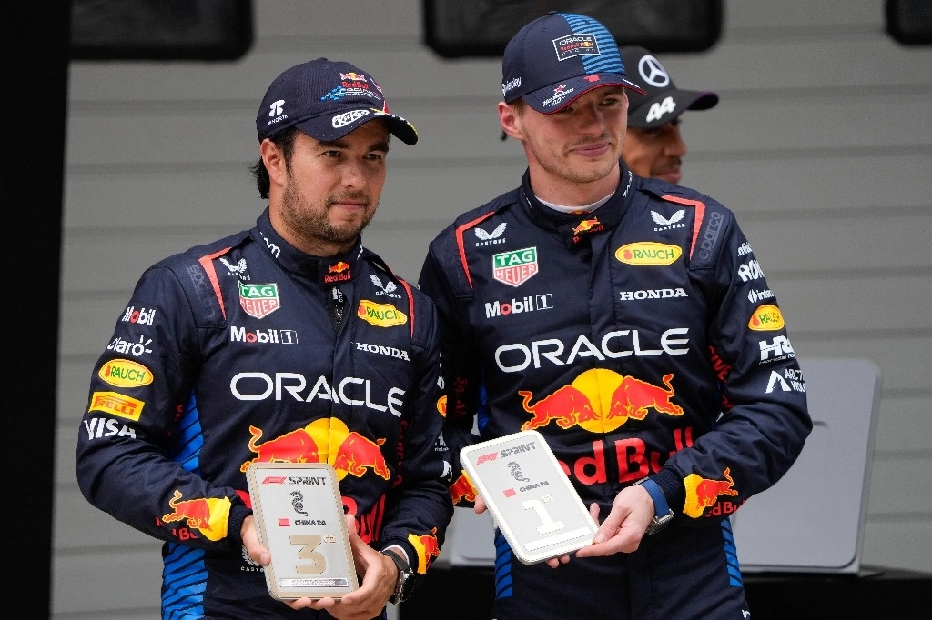 El ganador de la carrera sprint, el piloto de Red Bull Max Verstappen, a la derecha, de Holanda, junto a su compañero de equipo y tercer clasificado Sergio Pérez de México en el Gran Premio de Fórmula Uno de China. Foto Ap