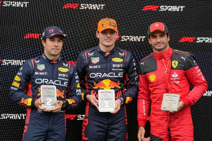Max Verstappen (centro), Sergio ‘Checo’ Pérez y Carlos Sainz Jr (derecha), encabezarán la parrilla de salida en el GP de Austria. Foto Ap