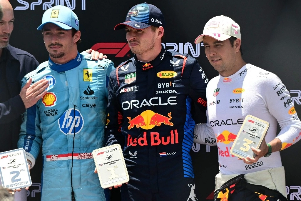 Max Vertappen, Charles Leclerc y el mexicano Sergio ‘Checo’ Pérez, posan para la cámara luego de la carrera ‘sprint’ del GP de Miami. Foto Afp 