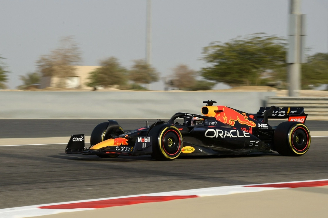 Durante la pretemporada de la F1, el campeón Max Verstappen logró la vuelta más rápida en el circuito de Beréin. Foto Afp