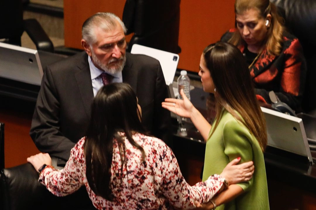 Diálogo entre morenistas en la Cámara de Senadores.