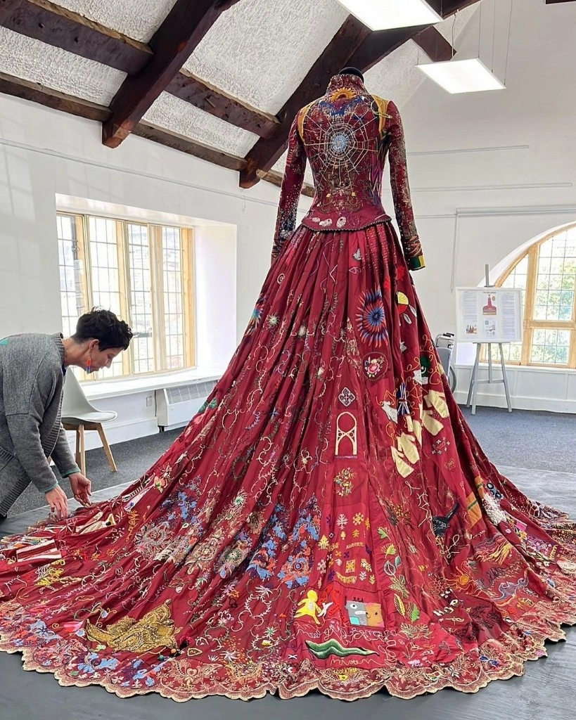 En sus inicios pretendía generar un diálogo sobre la identidad a través de este arte, uniendo a personas de todo el mundo sin fronteras. Foto tomada de Instagram @thereddress_embroidery
