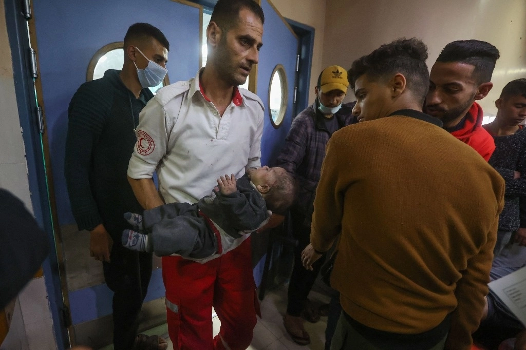La ofensiva israelí cerca de los hospitales en Gaza han colapsado al sistema de salud. La imagen, en un nosocomio en proceso de desalojo en Jan Yunis. Foto Afp