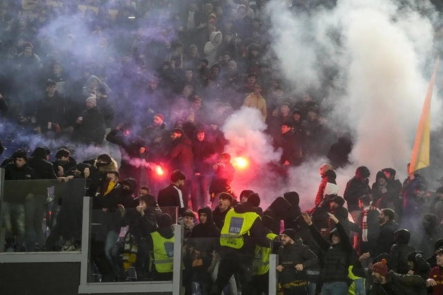 La Lazio fue castigado con el cierre parcial de su estadio debido a cánticos racistas y violencia. Foto Ap