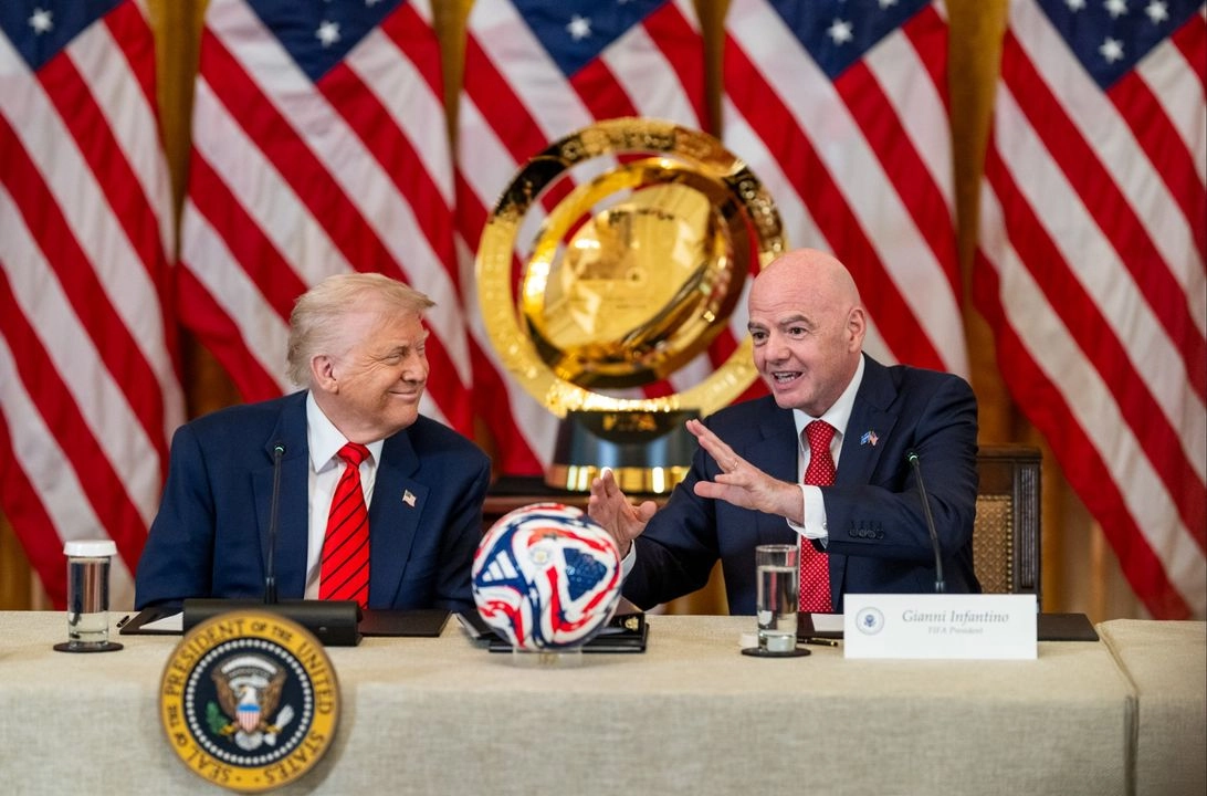 Infantino se sentó junto a Trump en una reunión del grupo de trabajo de la Casa Blanca el seis de mayo, que incluyó a la secretaria de Seguridad Nacional, Kristi Noem. Foto