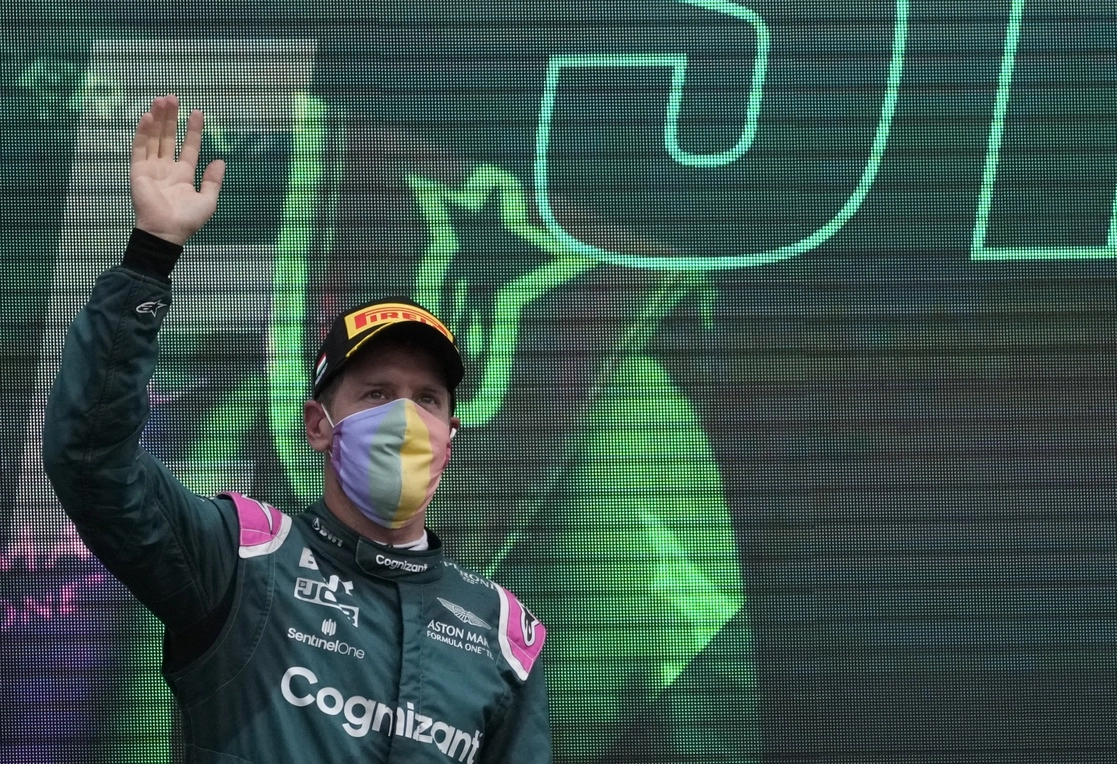 El piloto de Aston Martin, Sebastian Vettel de Alemania, sube al podio después del Gran Premio de Fórmula Uno de Hungría, en el hipódromo de Hungaroring en Mogyorod, Hungría, el 1 de agosto de 2021. Foto Ap