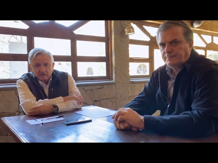 El presidente López Obrador da a conocer de la plática telefónica con Trudeau. Lo acompaña el canciller, Marcelo Ebrard. Foto tomada del Twitter de @lopezobrador_