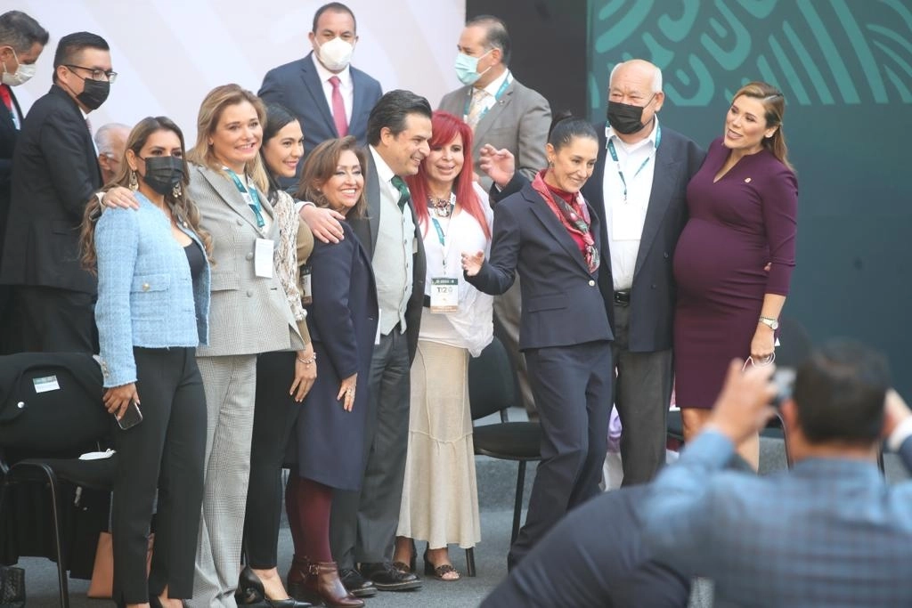 El director del IMSS, Zoé Robledo, acompañado de gobernadores, durante la 112 asamblea del instituto, realizada en Palacio Nacional, el 23 de noviembre de 2021. Foto José Antonio López


