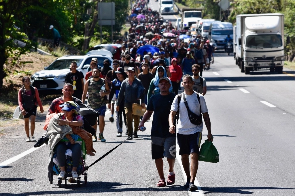 Más de 150 kilómetro ha recorrido el grupo llamado Viacrucis Migrante que salió de Tapachula, Chiapas y pretende llegar a Estados Unidos. Foto Edgar H. Clemente