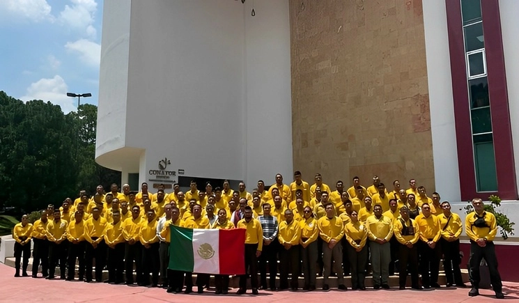 En total suman 288 mexicanos que se encuentran en las provincias de Ontario, Columbia Británica, Alberta y Manitoba, para realizar acciones de coordinación, control, liquidación y técnicas especializadas de manejo del fuego, el 27 de julio de 2023. Foto tomada de Twitter @CONAFOR
