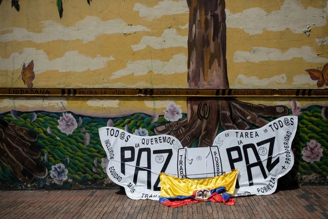 Una bandera junto a mensajes que piden paz en Colombia. Foto Ap