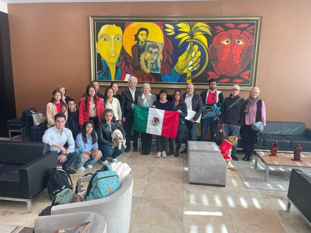 “Países amigos y aliados” de la embajada de México en Ecuador “apoyaron para velar por la integridad” de los mexicanos durante su recorrido hasta el aeropuerto en Quito, informó la cancillería a través de la redes sociales. Foto tomada de X @SRE_mx