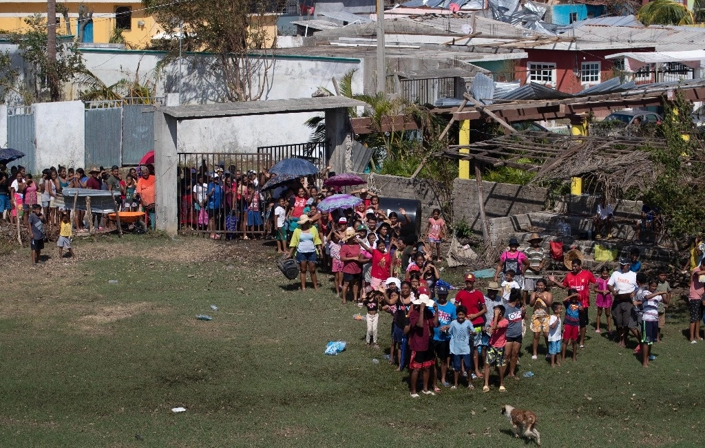 Damnificados en la comunidad El Arenal esperan para recibir víveres, el 1 de noviembre de 2023. Foto Alfredo Domínguez