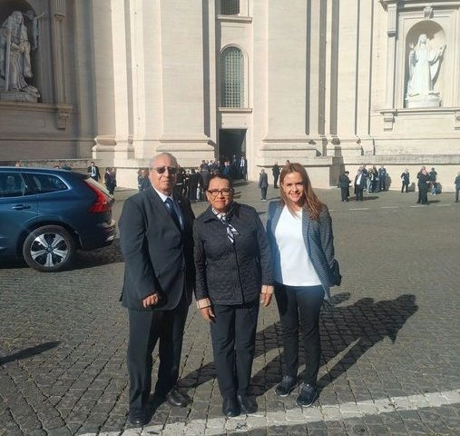 La secretaria de Gobernación, Rosa Icela Rodríguez -al centro- estuvo acompañada del embajador de nuestro país en el Vaticano, Alberto Barranco, y por Clara Luz Flores, titular de la Unidad de Asuntos Religiosos de Gobernación. 