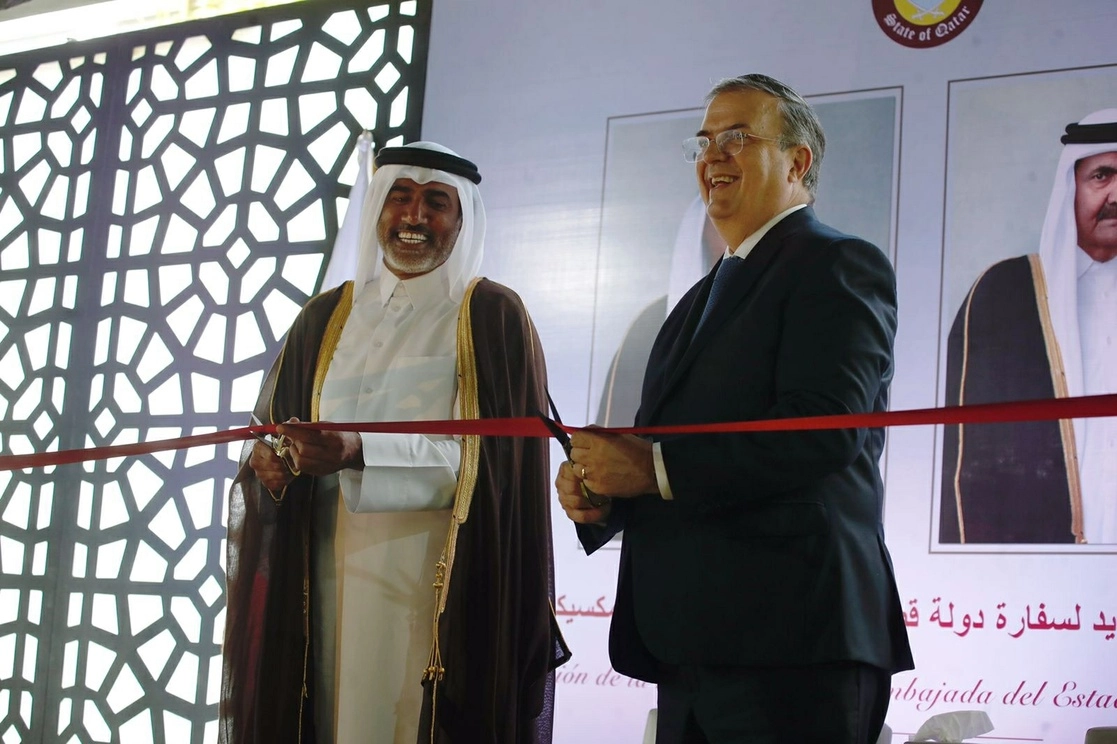 El canciller Marcelo Ebrard y el embajador Mohammed Alkuwari durante la inauguración de la nueva sede de la Embajada del Estado de Qatar en México. Foto Cristina Rodríguez