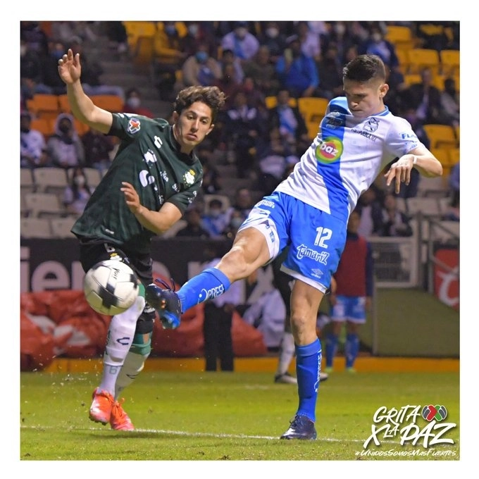 El defensor del Puebla, Israel Reyes (c,der) durante una jugada en el encuentro. Foto tomada de la cuenta de Twitter @LigaBBVAMX