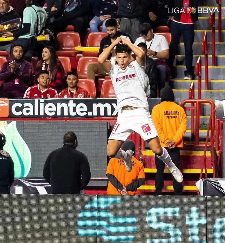 El futbolista del Toluca, Maximiliano Araújo festeja su anotación durante el encuentro. Foto Liga MX