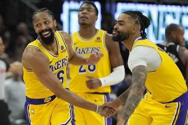 Los jugadores de Los Angeles Lakers, Spencer Dinwiddie (izq)  y D'Angelo Russell (der) celebran tras una anotación en el encuentro. Foto Ap
