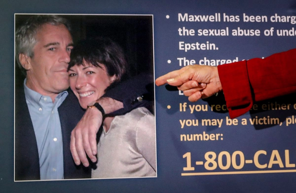 Audrey Strauss, fiscal federal interina para el Distrito Sur de Nueva York, señala una foto de Jeffrey Epstein y Ghislaine Maxwell durante una conferencia de prensa en Nueva York el 2 de julio de 2020. 