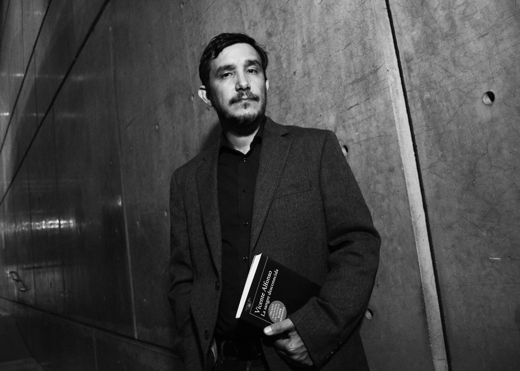 El escritor y periodista Vicente Alfonso presenta ‘La sangre desconocida’ hoy a las 19 horas en la Casa Benito Juárez del Centro Cultural Los Pinos y el domingo a las 17 horas en el Foro Utopía de la Fiesta del Libro y la Rosa. Foto Alfonso Lorenzana