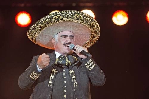 La familia del fallecido Vicente Fernández insiste en que la bioserie de Televisa no está autorizadas. Foto Medios y Media
