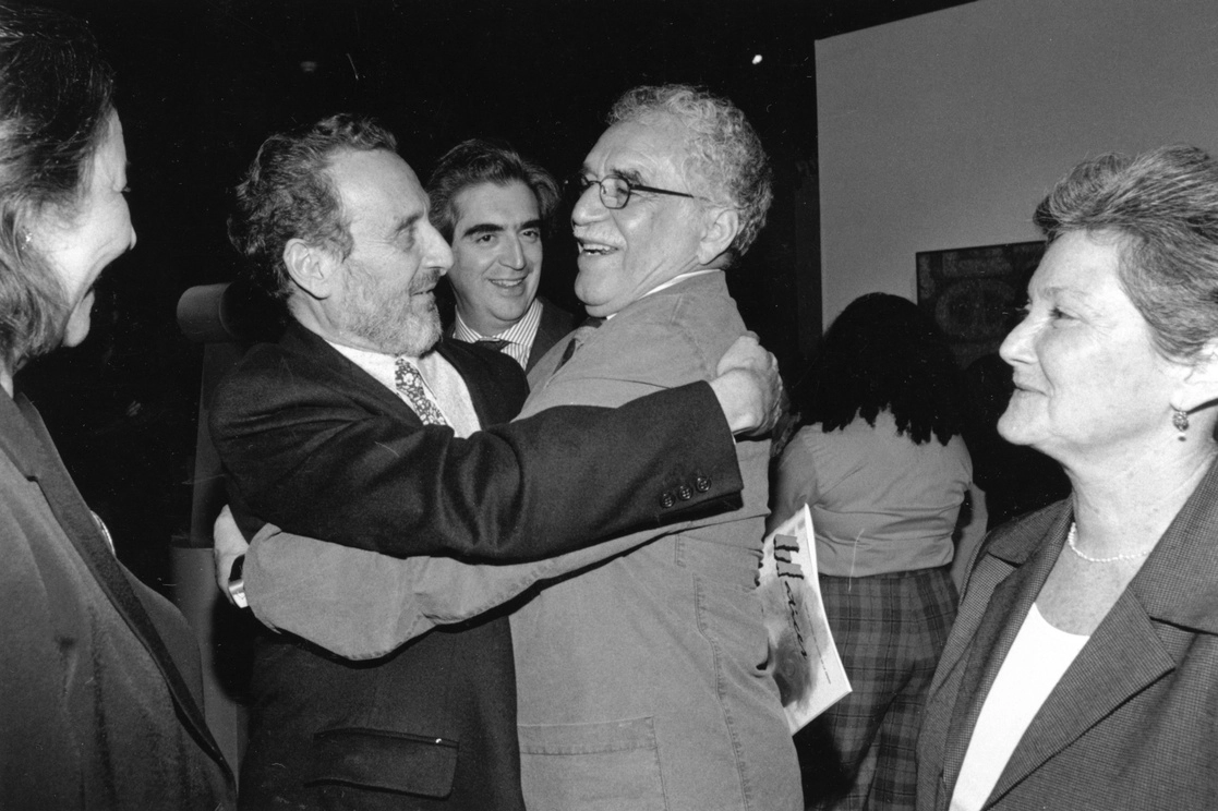 Para Gabriel García Márquez se distinguía por su austeridad monástica y por sus pocas, pero contundentes palabras. Aquí, con el autor de Cien años de soledad, en la inauguración en la CDMX de una de las obras de Rojo en 1996. Foto Guillermo Sologuren